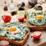 Сандвич со шпинатом, творожным сыром и перепелиным яйцом