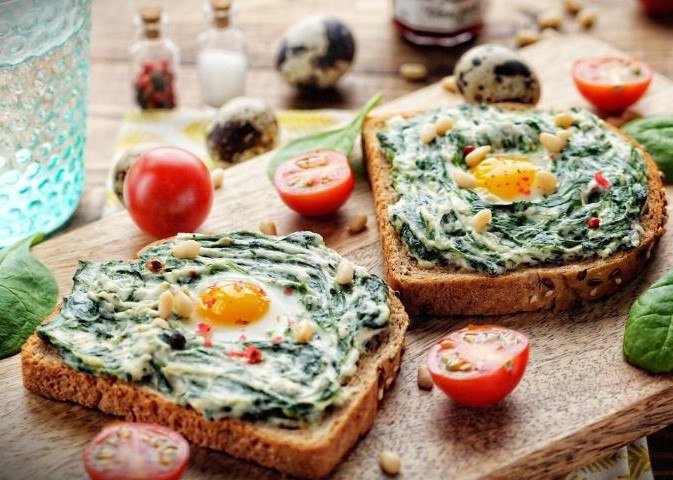 Сандвич со шпинатом, творожным сыром и перепелиным яйцом