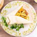 Греческий гирос с котлетой и овощами