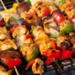 Курица на шпажках с овощами