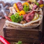 Пита с колбасками и овощами гриль