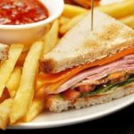 Сандвичи с жареным яйцом и беконом