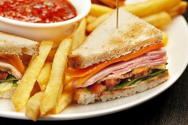Сандвичи с жареным яйцом и беконом