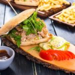Сандвич с карбонатом, рукколой и луком фри