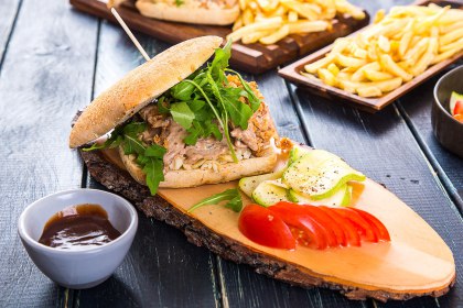 Сандвич с карбонатом, рукколой и луком фри