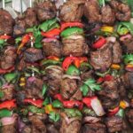 Средиземноморский шашлык из говядины в маринаде из красного вина