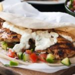 Греческий куриный гирос с соусом дзадзики