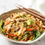 Стир-фрай из курицы с рисовой лапшой