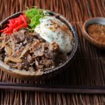 Гюдон (Японская миска с рисом и тушенной говядиной)