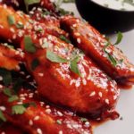 Хрустящие Куриные Крылышки Глазированные Медом и Шрирачей