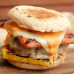 Острые Гавайские Бургеры с Ананасами, Швейцарским сыром и Шрирачей