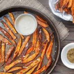 Запеченный «картофель фри» из батата с соусом тахини