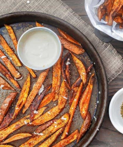 Запеченный «картофель фри» из батата с соусом тахини