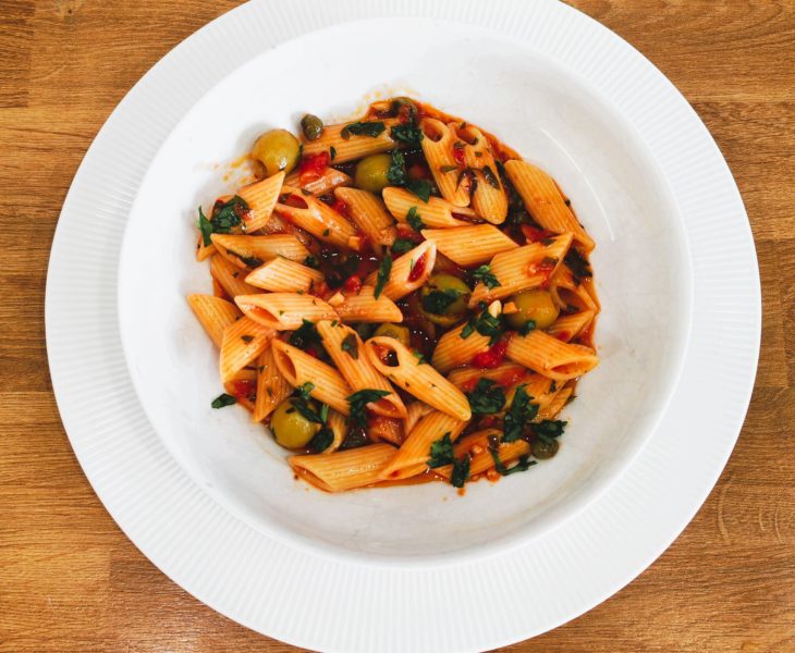 pasta-puttaneska-klassicheskii-recept-aromatnogo-sousa