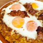 hashbraun-s-zapechennymi-yaicami-zasaharennym-bekonom